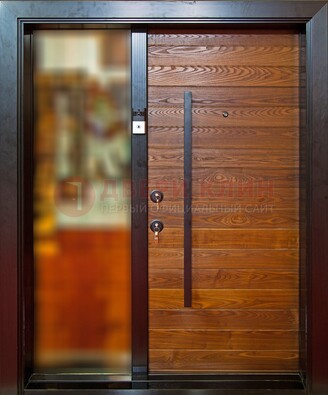 Коричневая входная дверь c МДФ панелью и стеклом ЧД-38 в частный дом в Тольятти