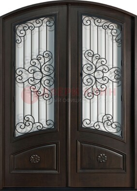 Арочная дверь со стеклом и ковкой ДА-33 в загородный дом в Тольятти