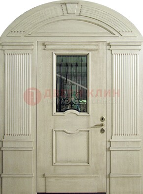 Белая входная дверь массив со стеклом и ковкой ДА-49 в Тольятти