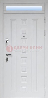 Белая металлическая дверь с фрамугой для коттеджа ДФГ-21 в Тольятти