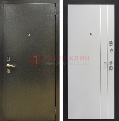 Железная темная дверь с порошковым покрытием и белая МДФ с молдингами  ДП-296 в Тольятти