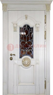Белая железная дверь со стеклом и ковкой для кирпичного дома ДСК-155 в Тольятти