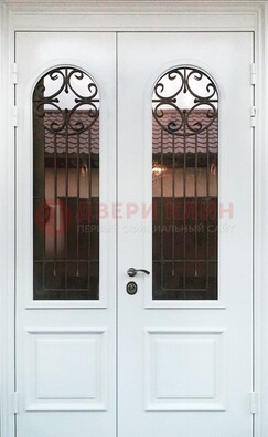 Белая стальная дверь стекло с ковкой и филенкой ДСК-201 в Тольятти