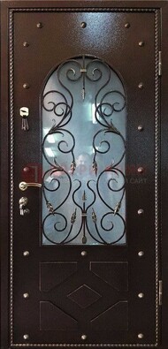 Влагостойкая дверь со стеклом и ковкой с декором ДСК-37 в Тольятти