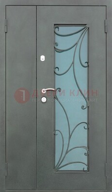 Двухстворчатая железная дверь со стеклом и ковкой ДСК-40 в Чебоксарах