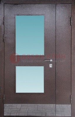 Коричневая тамбурная дверь со стеклянными вставками ДТМ-21 в Тольятти