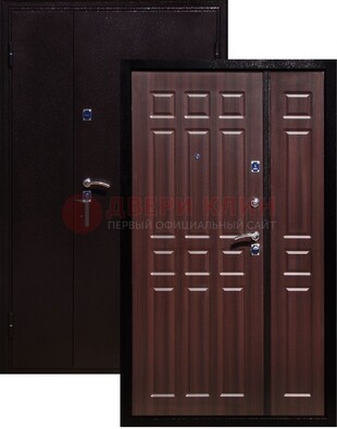 Коричневая металлическая тамбурная дверь ДТМ-24 в Тихвине