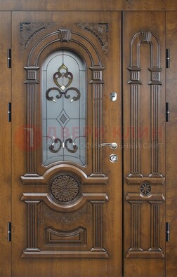 Коричневая двухстворчатая железная дверь с МДФ и витражом ВЖ-32 в Тольятти