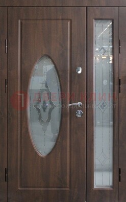 Коричневая двухстворчатая железная дверь с МДФ и витражом ВЖ-33 в Тольятти